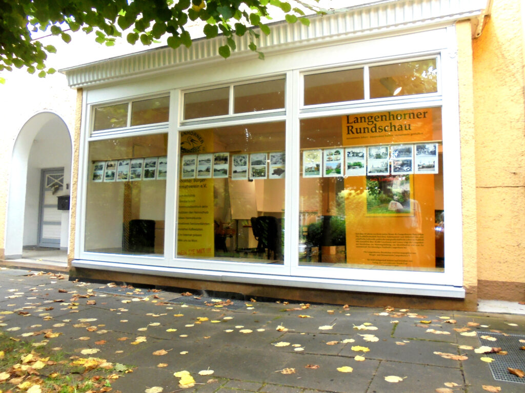 Außenansicht unserer Geschichts- und Zukunftswerkstatt, dreiteiliges Schaufenster mit weißen Rahmen